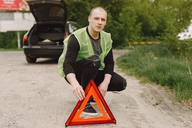 Замена поврежденных элементов обивки