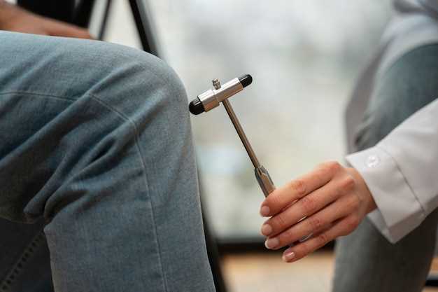 Аккуратное извлечение подлокотника из посадочного места