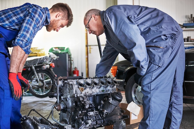Спортивные версии: V8 и V12 в линейке BMW