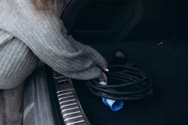 Процесс замены тросика капота