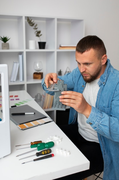 Процесс снятия и установки новой крышки термостата на Audi A3 1.2